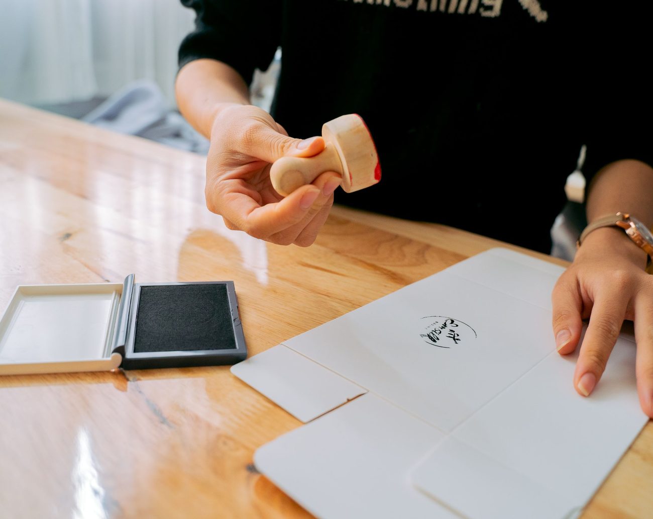Manos con un sello sobre papel