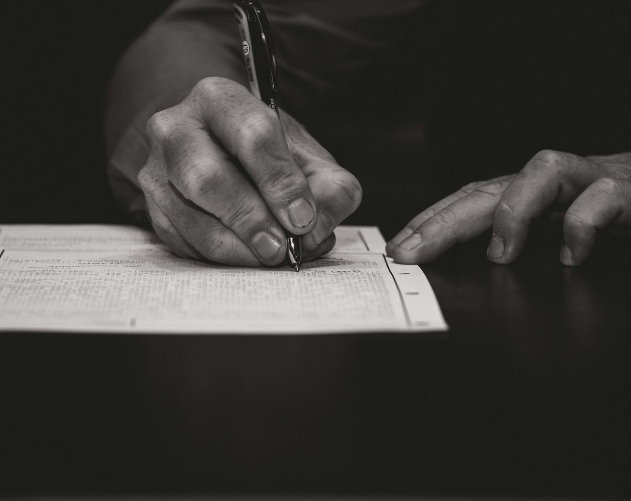 Mano firmando un documento